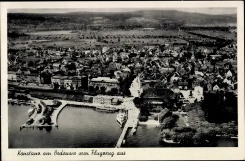 Ak Konstanz am Bodensee, Luftaufnahme von Konstanz am Bodensee, viele Häuser, Hafenansicht