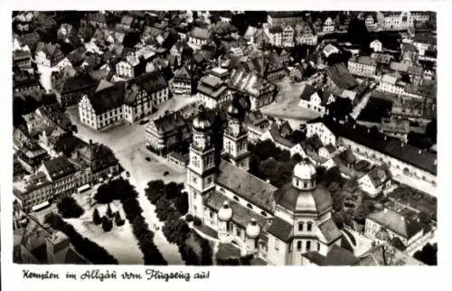 Ak Kempten im Allgäu Schwaben, Luftaufnahme von  Stadtansicht,  Gebäude