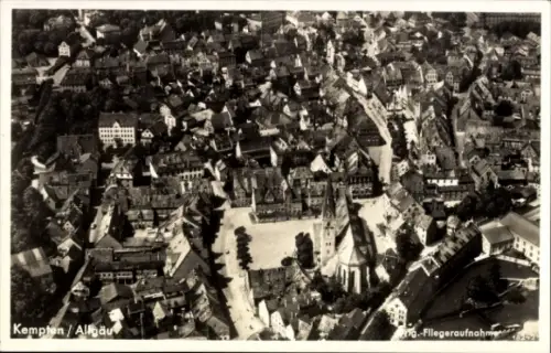 Ak Kempten im Allgäu Schwaben, Luftaufnahme von  Allgäu, viele Dächer, Kirche im Vordergrund