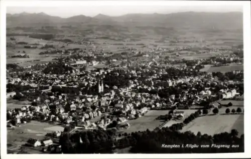Ak Kempten im Allgäu Schwaben, Luftaufnahme von  Allgäu, schwarz-weiß, Landschaft, Stadtansicht