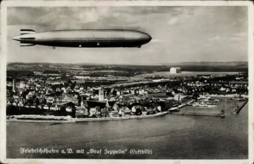 Ak Friedrichshafen am Bodensee, Luftschiff LZ 127 Graf Zeppelin über der Stadt, Fliegeraufnahme