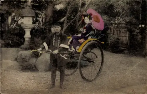 Ak Japan, japanische Dame mit Sonnenschirm in einer Rikscha