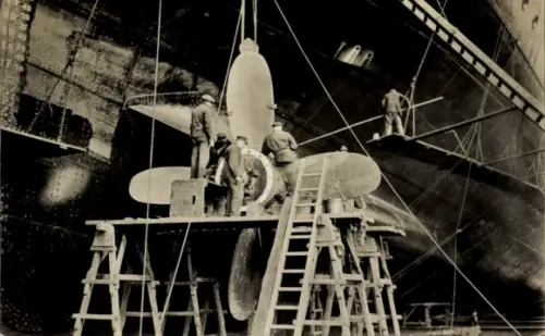 Ak Schiffsschraube des Dampfers MS Milwaukee der HAPAG, Werftarbeiten