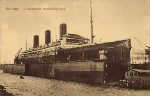 Ak Hamburg, HAPAG Dampfer Vaterland im Dock, Passagierschiff