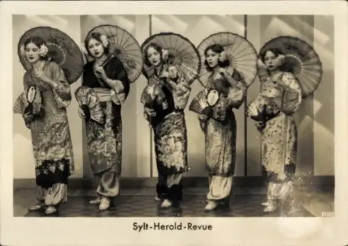 Ak Sylt-Herold-Revue, Damen in asiatischen Kostümen, Papierschirme, Fächer