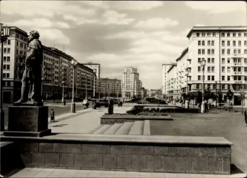 Ak Berlin Friedrichshain, Stalinallee, Blick zum Strausberger Platz