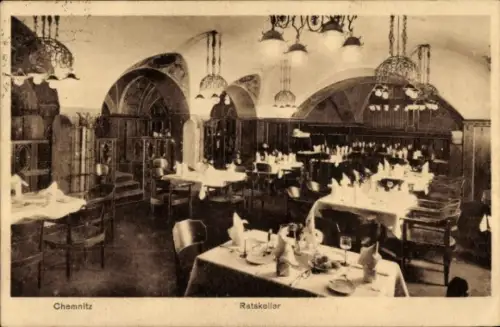 Ak Chemnitz in Sachsen,  Ratskeller, Innenansicht, Tische gedeckt, Lampen, Holzverkleidung