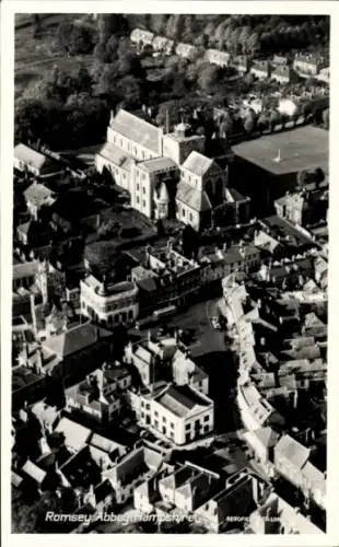Ak Romsey Hampshire England, Luftaufnahme von Romsey Abbey, Stadtansicht, Schwarz-Weiß-Fotografie