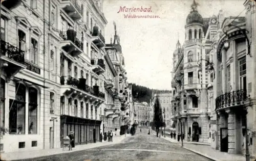Ak Mariánské Lázně Marienbad Region Karlsbad,  Waldbrunnstraße, Straßenansicht,  Architektur
