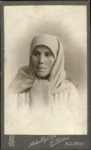 CdV Portrait einer Frau mit Kopftuch, Fotograf S. Korn, Atelier High Life, Bukarest, Calea Victoriei