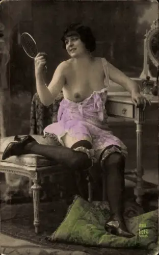 Foto Frau im Unterkleid mit entblößtem Busen, Strümpfe, Handspiegel, coloriert