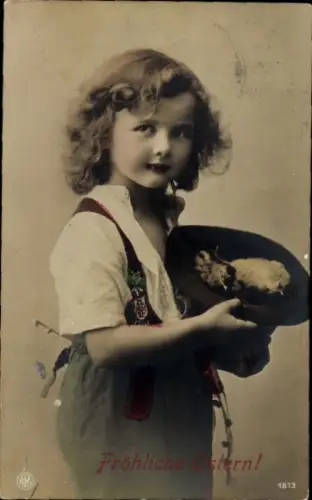 Ak Glückwunsch Ostern, Kind in Tracht, Küken im Hut