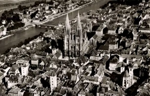 Ak Regensburg an der Donau Oberpfalz, Luftaufnahme von  Dom, Neupfarrplatz, Schwarz-Weiß-Foto