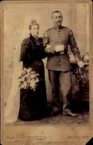 Kabinett Foto Ingolstadt, Militärmusiker in Uniform mit seiner Braut, Fotograf Bergmann