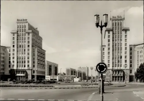 Ak Berlin Friedrichshain, Strausberger Platz, Karl Marx Allee
