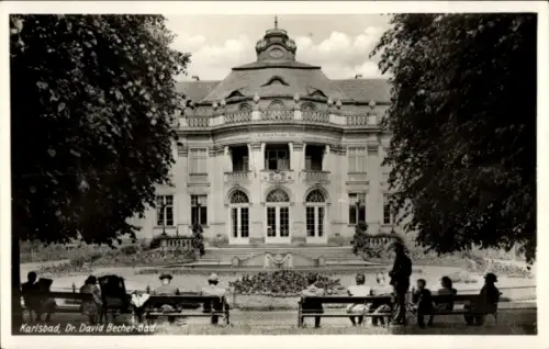 Ak Karlsbad in Baden, Dr. David Becher Bad,  Menschen auf Bänken, Bäume, Park