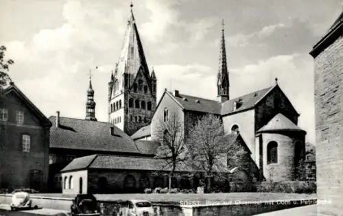Ak Soest in Westfalen, Blick auf Dom, Petriarche, Stadtmauer, Fachwerkbauten, Bäume, Autos