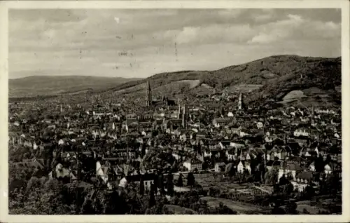 Ak Freiburg im Breisgau, Stadtansicht, Freiburg, Berge im Hintergrund, 