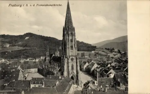 Ak Freiburg im Breisgau,  Franziskanerkirche, Stadtansicht, Berge im Hintergrund