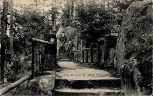 Ak Königstein an der Elbe Sächsische Schweiz, Zwei Männer auf der Teufelsbrücke, Felsen, Wald, Sä