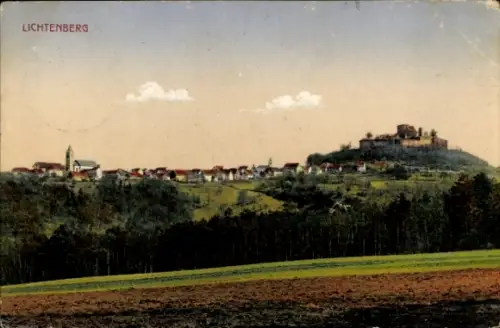 Ak Lichtenberg in der Lausitz,  Landschaft mit Hügel, Burg, Häuser, Bäume