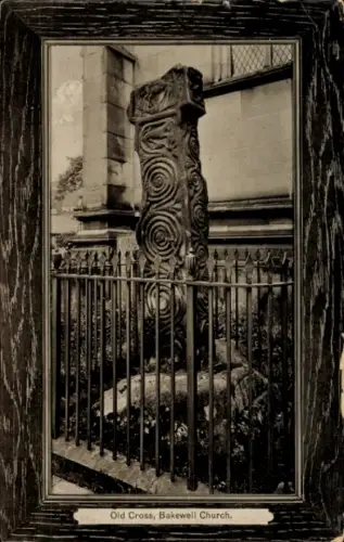 Ak Bakewell Derbyshire England, Alter Kreuzstein, Bakewell Kirche, Eisenzaun, Schwarz-Weiß-Foto