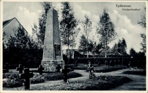 Ak Tschernyschewskoje Eydtkuhnen Eydtkau Ostpreußen,  Heldenfriedhof, Obelisk, Grabkreuze