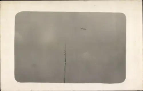 Foto Ak Zeppelin, Luftschiff in großer Höhe, 1910