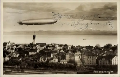 Ak Friedrichshafen am Bodensee, Zeppelin über der Stadt