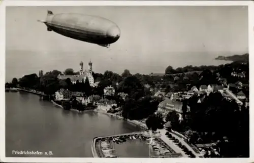 Ak Friedrichshafen am Bodensee, Luftschiff LZ 127 Graf Zeppelin, Fliegeraufnahme