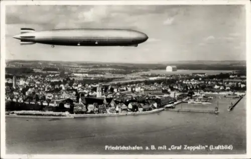 Ak Friedrichshafen am Bodensee, Luftschiff LZ 127 Graf Zeppelin über der Stadt, Fliegeraufnahme