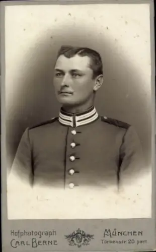 Kabinett Foto München, Deutscher Soldat in Uniform