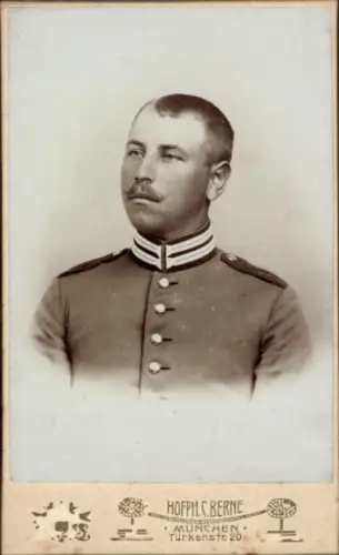 Kabinett Foto München, Deutscher Soldat in Uniform