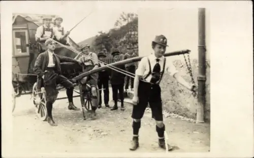 Foto Ak Junge in Lederhose zieht eine Kutsche, Errntedank