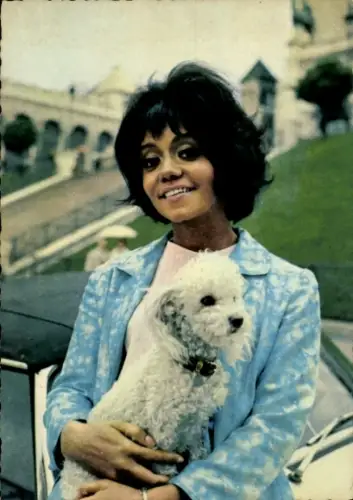 Ak Sängerin Nancy Holloway, Portrait mit Hund