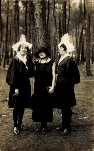 Foto Ak Frankreich, Drei Frauen in Tracht
