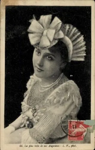 Ak La plus belle de nos Angevines, Frau in Tracht