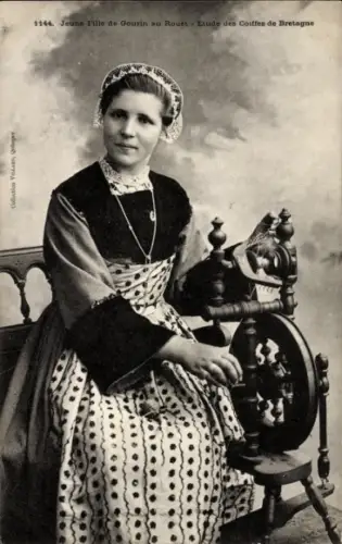 Ak Bretagne, Jeune Fille de Gourin au Rouet, Junge Frau in Tracht, Spinnrad