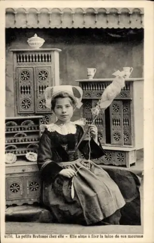 CPA La petite Bretonne chez elle, Elle aime à filer la laine de ses moutons