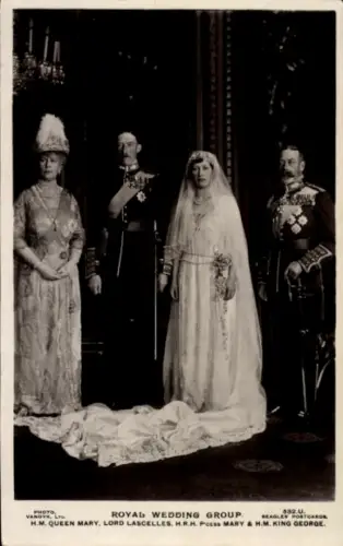 Ak Royal Wedding Group, Queen Mary, King George, Lord Lascelles, Britisches Königshaus