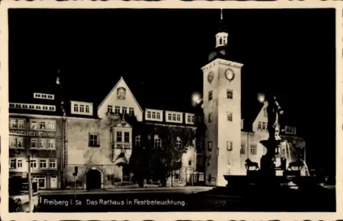 Ak Freiberg in Sachsen,  Rathaus, Festbeleuchtung, Nachtaufnahme
