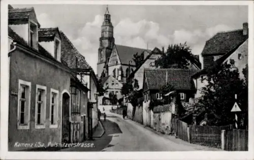 Ak Kamenz in Sachsen, Kamenz i.Sa., Pulsnitzerstrasse, Straße mit Häusern, Kirche im Hintergrund