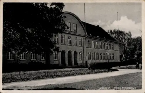 Ak Wittingen in Niedersachsen,  Volks-Mittelschule, Gebäude, Bäume, Weg