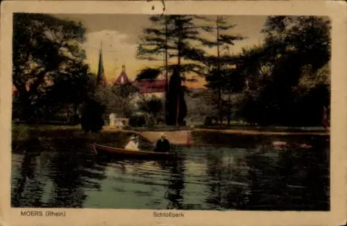 Ak Moers am Niederrhein, Schloßpark,  Boot auf dem Wasser, Bäume, Personen im Boot