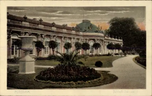 Ak Potsdam Sanssouci, Schloss Sanssouci,  Gartenanlage, Bäume, Blumenbeete