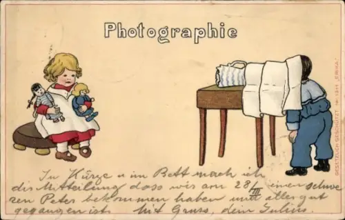 Litho Photographie, Kinder, Junge mit kaputtem Krug als Fotograf, Mädchen mit Puppen