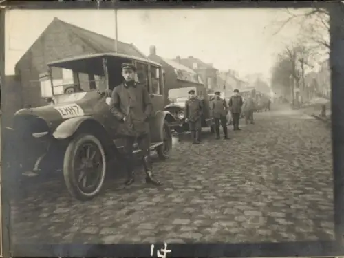Foto Ak Deutsche Soldaten in Uniform, Armeefahrzeuge in Kolonne zum Appell aufgefahren, EKK7