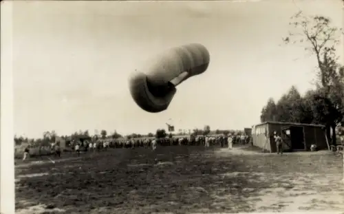 Foto Ak Fesselballon hinter der Front, Militärballon, 1. WK