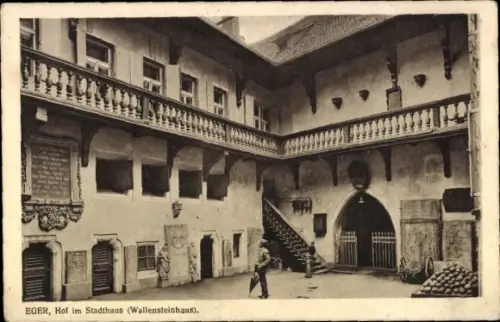Ak Cheb Eger Reg. Karlsbad, Hof im Stadthaus, Wallensteinhaus
