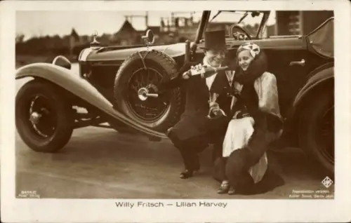 Ak Schauspieler Willy Fritsch und Lilian Harvey, Portrait vor einem Automobil